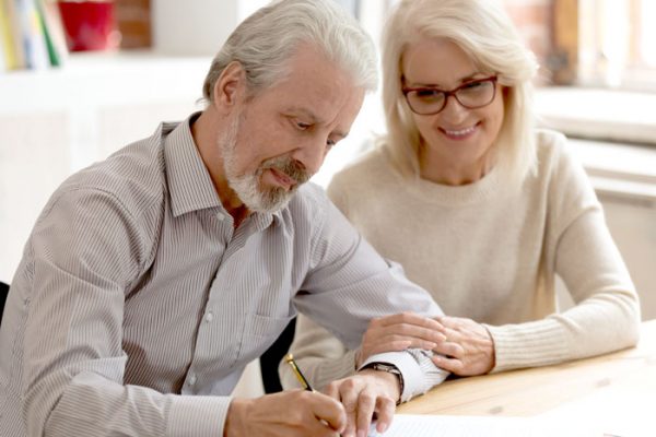 couple-age-signe-document couple-age-signe-document